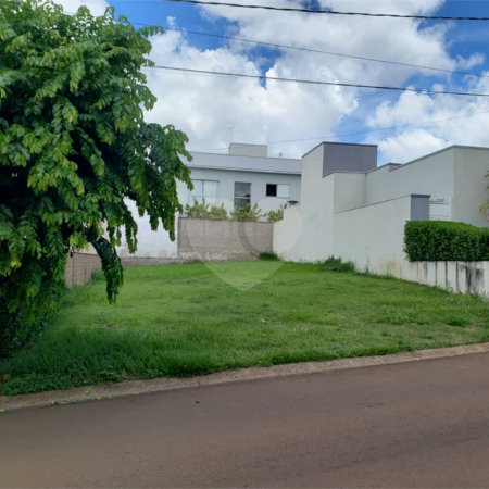 Vende-se terreno no Village Damha em Araraquara