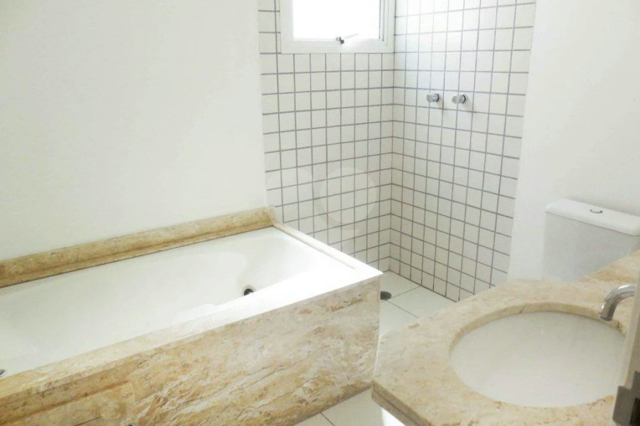 Casa à venda com 4 quartos, sendo 2 suítes, no condomínio Bristol Village, São Paulo - SP