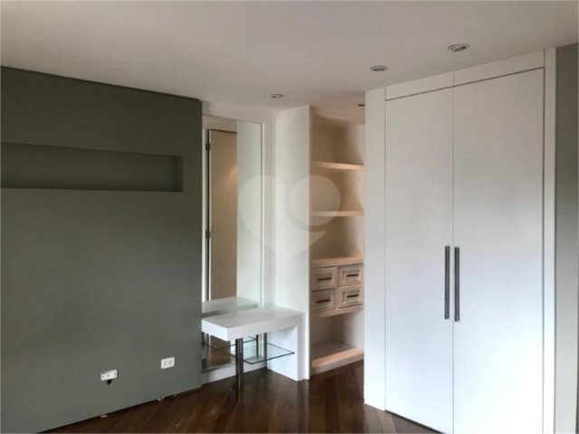 Apartamento à venda ou para alugar com 3 suítes em Moema, São Paulo, SP