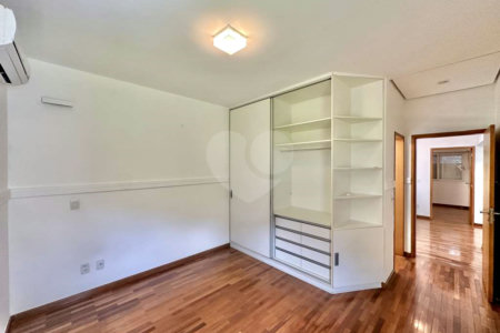 Casa à venda com 4 suítes no condomínio Recanto Impla, Carapicuíba - SP