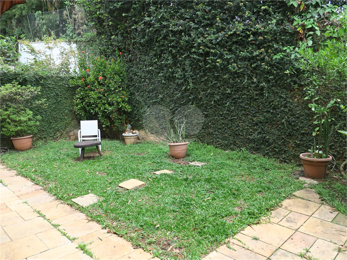Casa à venda com 4 quartos, sendo 2 suítes, no condomínio Vila das Flores, São Paulo - SP