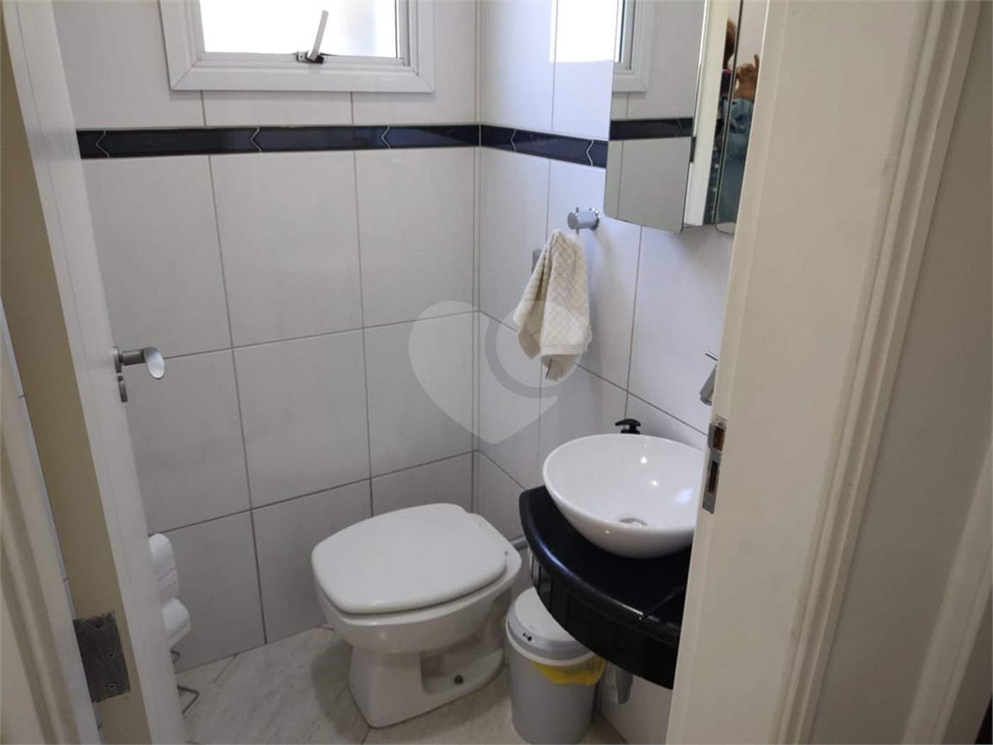 Casa à venda com 4 quartos, sendo 2 suítes, no condomínio Residencial Jardim das Palmeiras, Vinhedo - SP