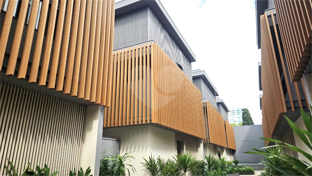 Casa à venda com 4 suítes no condomínio Plm 875, São Paulo - SP