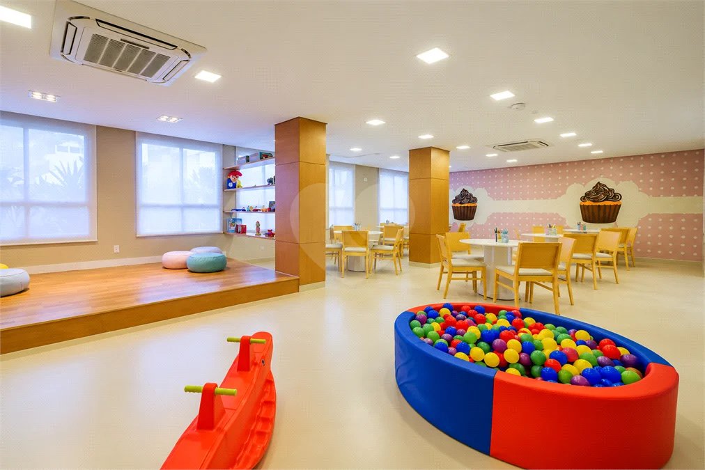 Apartamento de 127 m² em andar alto, com vista livre, 3 suítes planejadas, sacada gourmet envidraçada, 2 vagas e lazer completo, próximo ao Shopping Golden Square e à Avenida Kennedy.