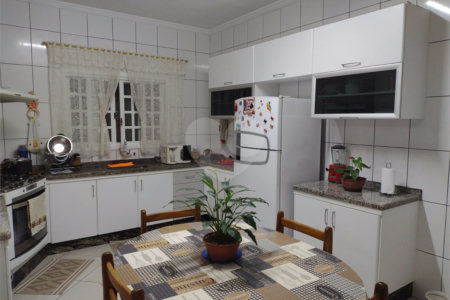 Sobrado à venda com 2 quartos, sendo 1 suíte, em Jardim Márcia, Suzano, SP