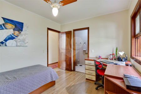 Casa à venda com 3 quartos, sendo 2 suítes, no condomínio Granja do Morumbi, São Paulo - SP
