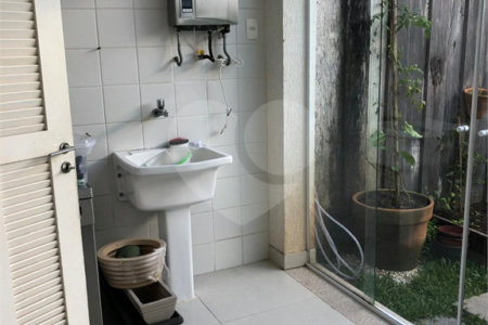 Casa à venda com 9 quartos, sendo 8 suítes, no condomínio Village Elisabete, Rio de Janeiro - RJ