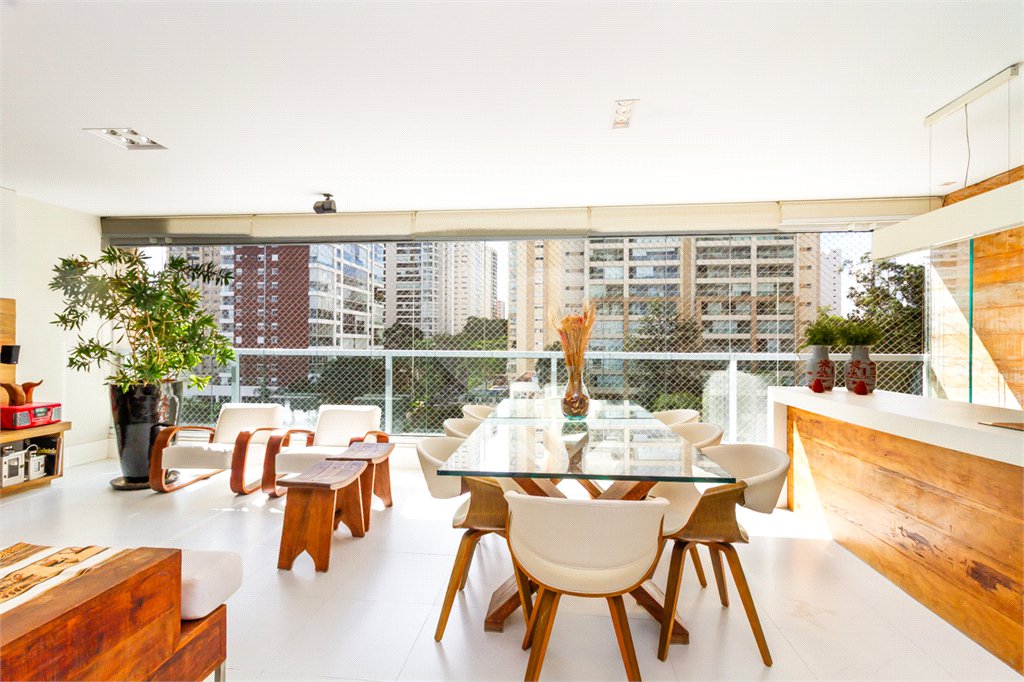 Apartamento de Alto Padrão no Campo Belo para venda com porteira fechada, com 4 dormitórios suítes e 4 vagas com lazer de club.