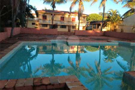 Casa Térrea com 3 dormitórios, sendo 1 suíte.