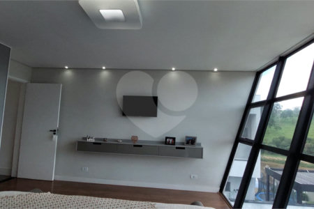 Casa à venda ou para alugar com 4 suítes no condomínio Figueira Garden, Atibaia - SP