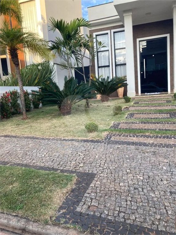 Casa à venda com 3 suítes no condomínio Terras do Cancioneiro, Paulínia - SP