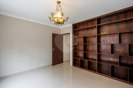 Sobrado à venda com 4 quartos, sendo 1 suíte,  em Interlagos, São Paulo, SP