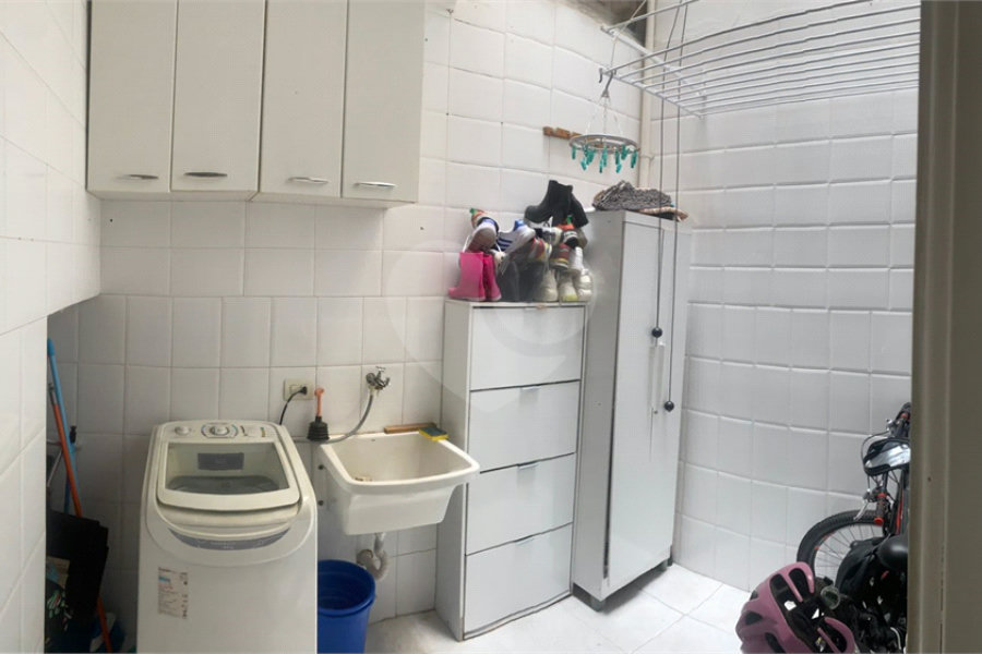 Casa à venda com 3 quartos, sendo 2 suítes, no condomínio Ibarra, São Paulo - SP