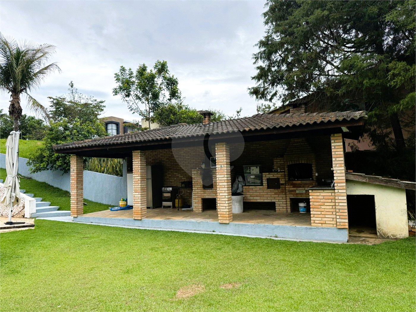 Casa à venda com 4 quartos, sendo 3 suítes, no condomínio Village da Serra, Araçoiaba da Serra - SP