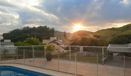Casa à venda com 3 quartos, sendo 1 suíte,  no condomínio Vila Hipica II, Vinhedo - SP