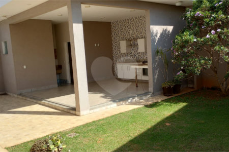 Casa à venda com 3 suítes no condomínio Picollo, Louveira - SP