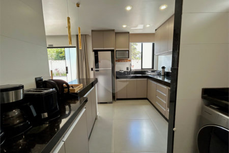 Apartamento à venda com 2 quartos, sendo 1 suíte, em Taperapuan, Porto Seguro, BA