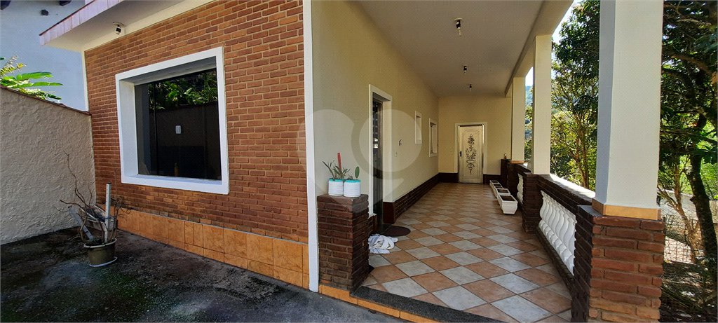 Casa à venda com 3 quartos, sendo 2 suítes, no condomínio Sausalito, Mairiporã - SP