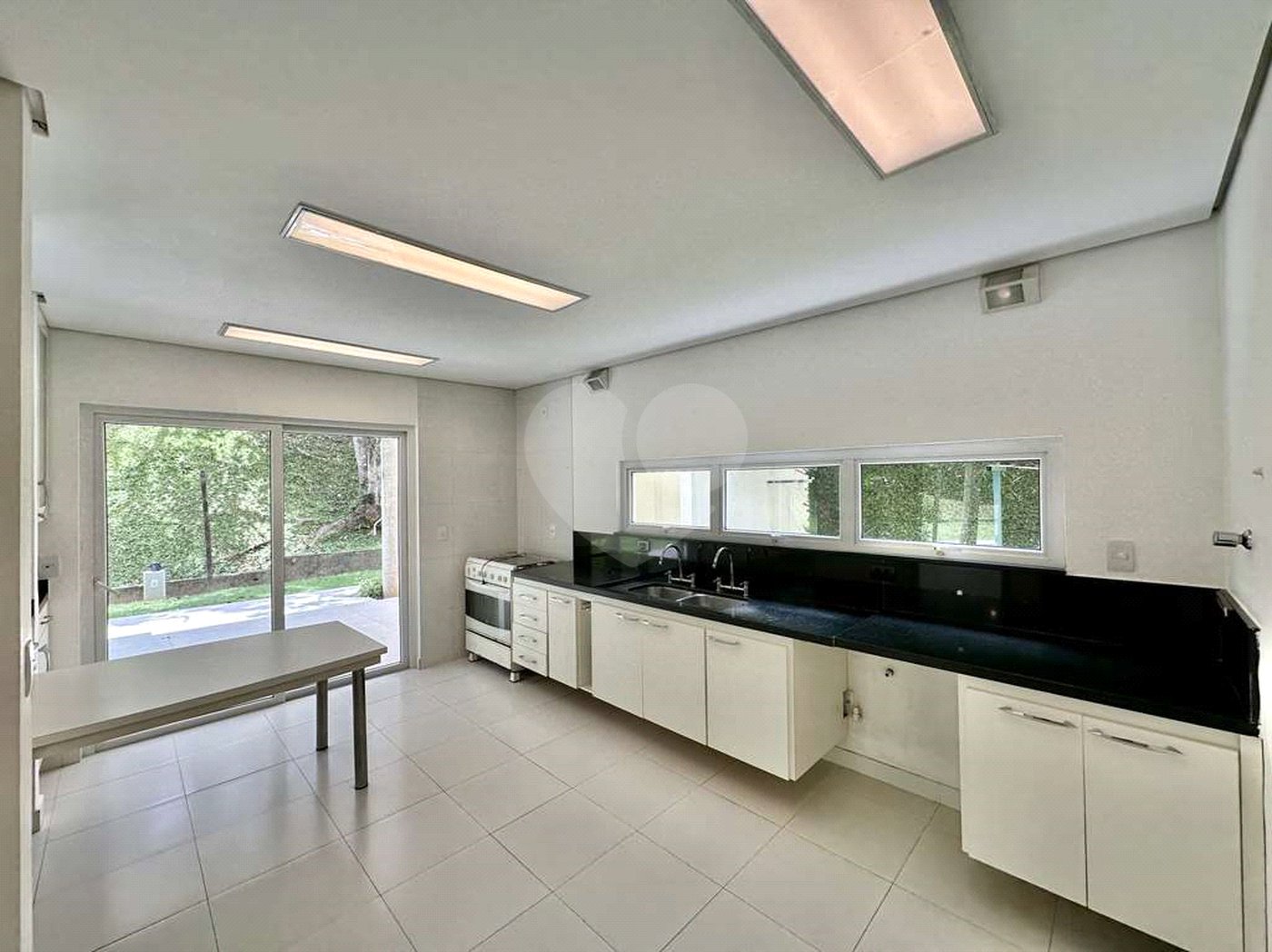 Casa à venda com 4 suítes no condomínio Recanto Impla, Carapicuíba - SP