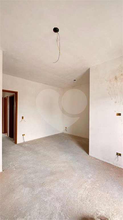 Casa à venda com 3 quartos, sendo 1 suíte, no condomínio Miguel Comitre, Poá - SP
