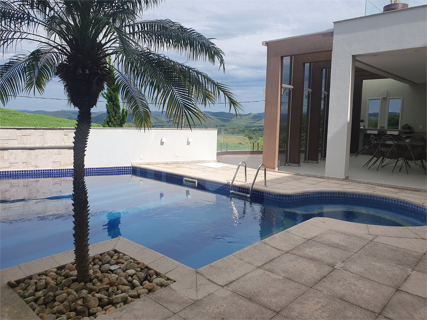 Casa à venda com 4 suítes no condomínio Residencial Jaguary, São José dos Campos - SP