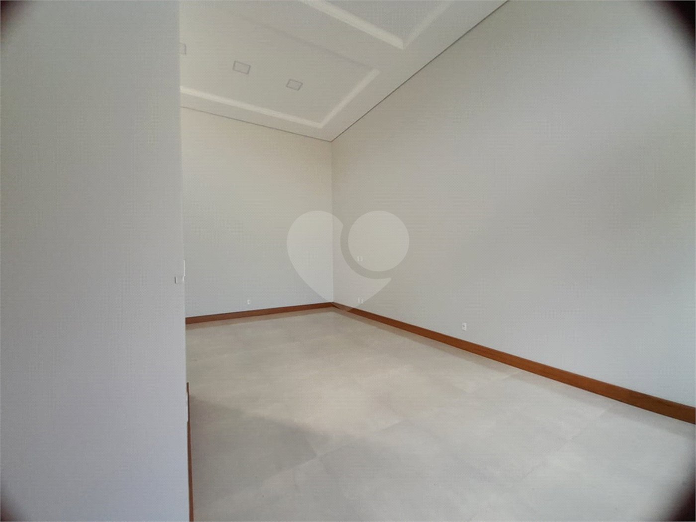 Belíssima Casa à Venda no Condomínio Damha IV