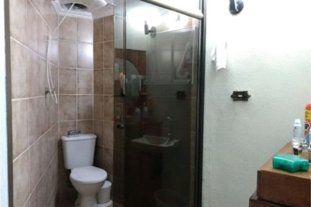 Casa térrea no centro comercial do Taboão da Serra,