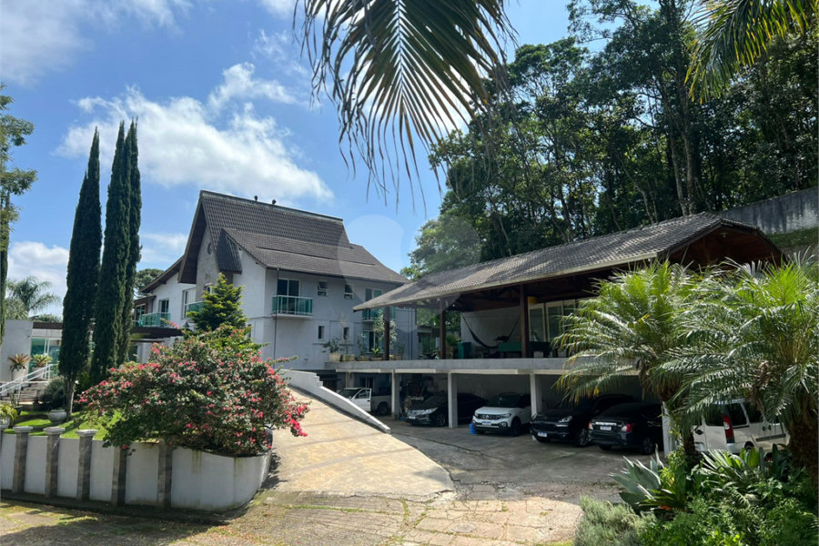 Casa à venda com 6 quartos, sendo 5 suítes, no condomínio Alpes da Cantareira, Mairiporã - SP