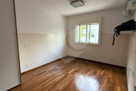 Casa à venda com 4 suítes no condomínio East Village, São Paulo - SP