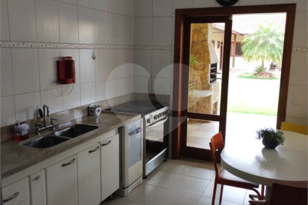 Casa à venda com 4 quartos, sendo 2 suítes, no condomínio Fazendinha Chácara Vale do Rio Cotia, Carapicuíba - SP