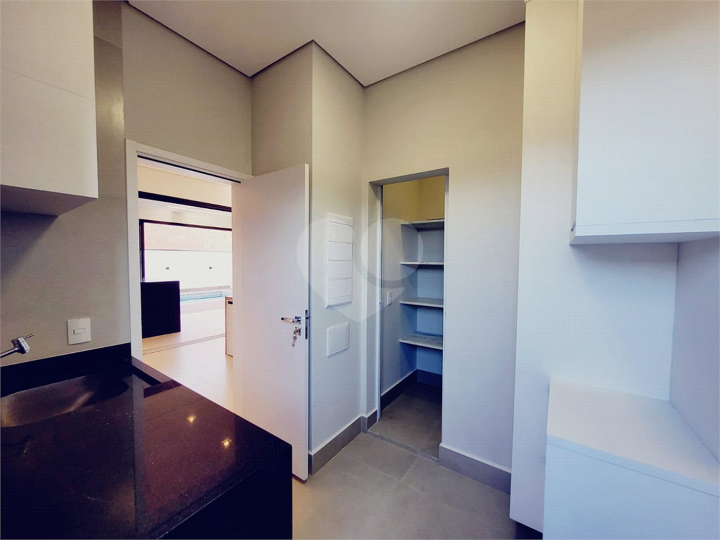 Casa à venda com 4 quartos, sendo 3 suítes, no condomínio Villa Sapezal, Indaiatuba - SP