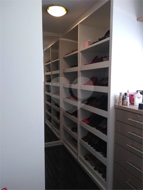 Sobrado à venda com 4 quartos, sendo 3 suítes,  em Horto, São Paulo, SP