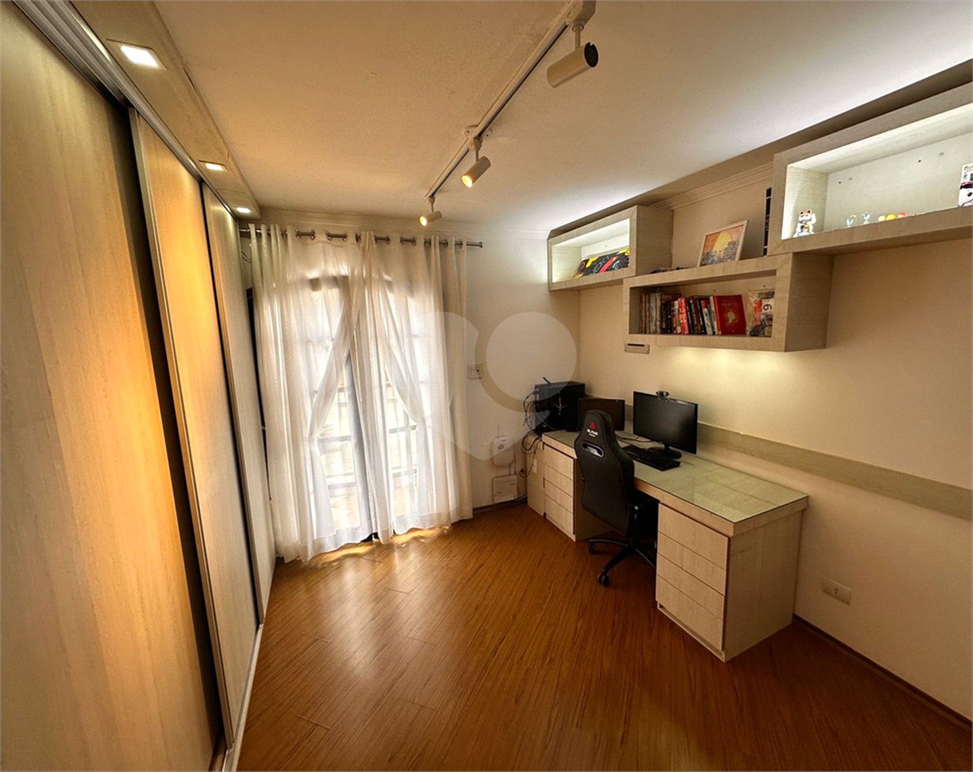 Casa à venda com 5 quartos, sendo 3 suítes, no condomínio Jd Itatinga, São Paulo - SP