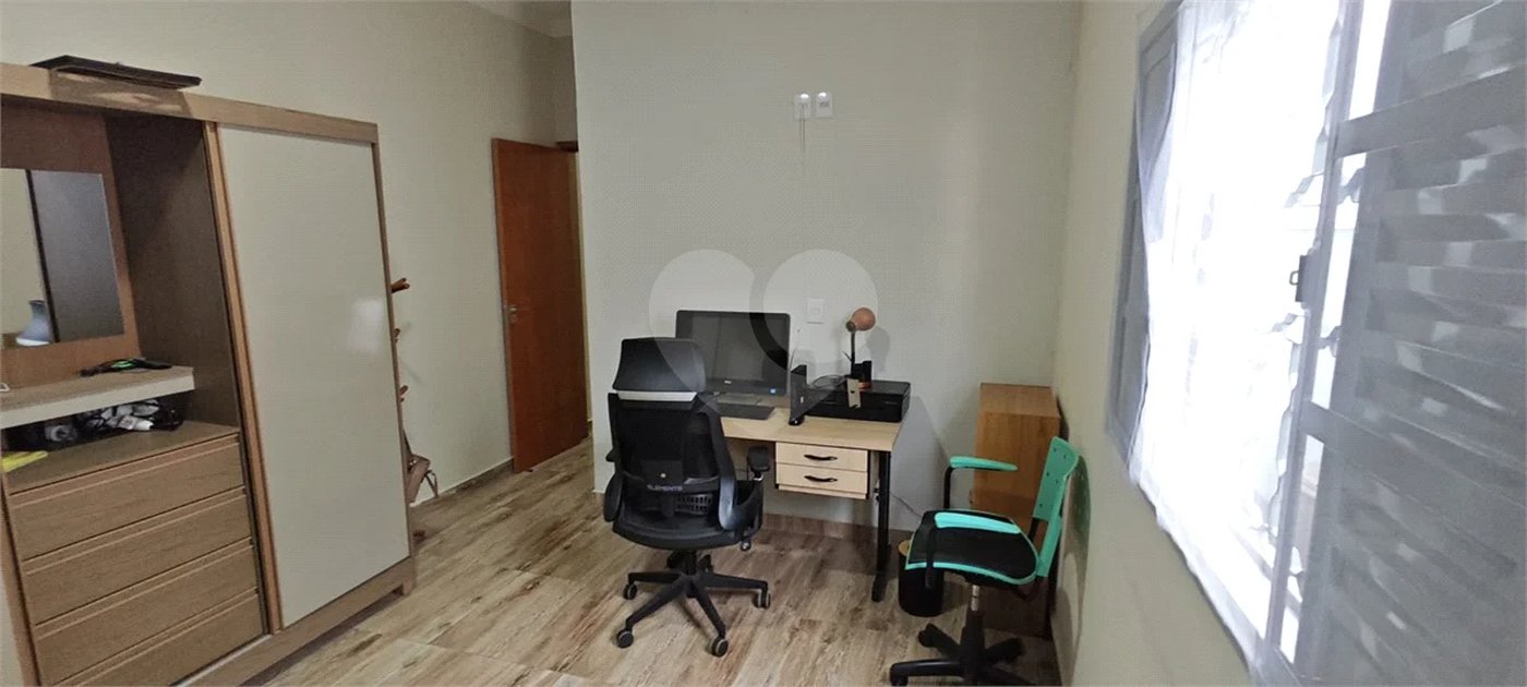 Casa Nova (Apenas 2 Anos) com Suíte: Conforto, Segurança e Localização Privilegiada!