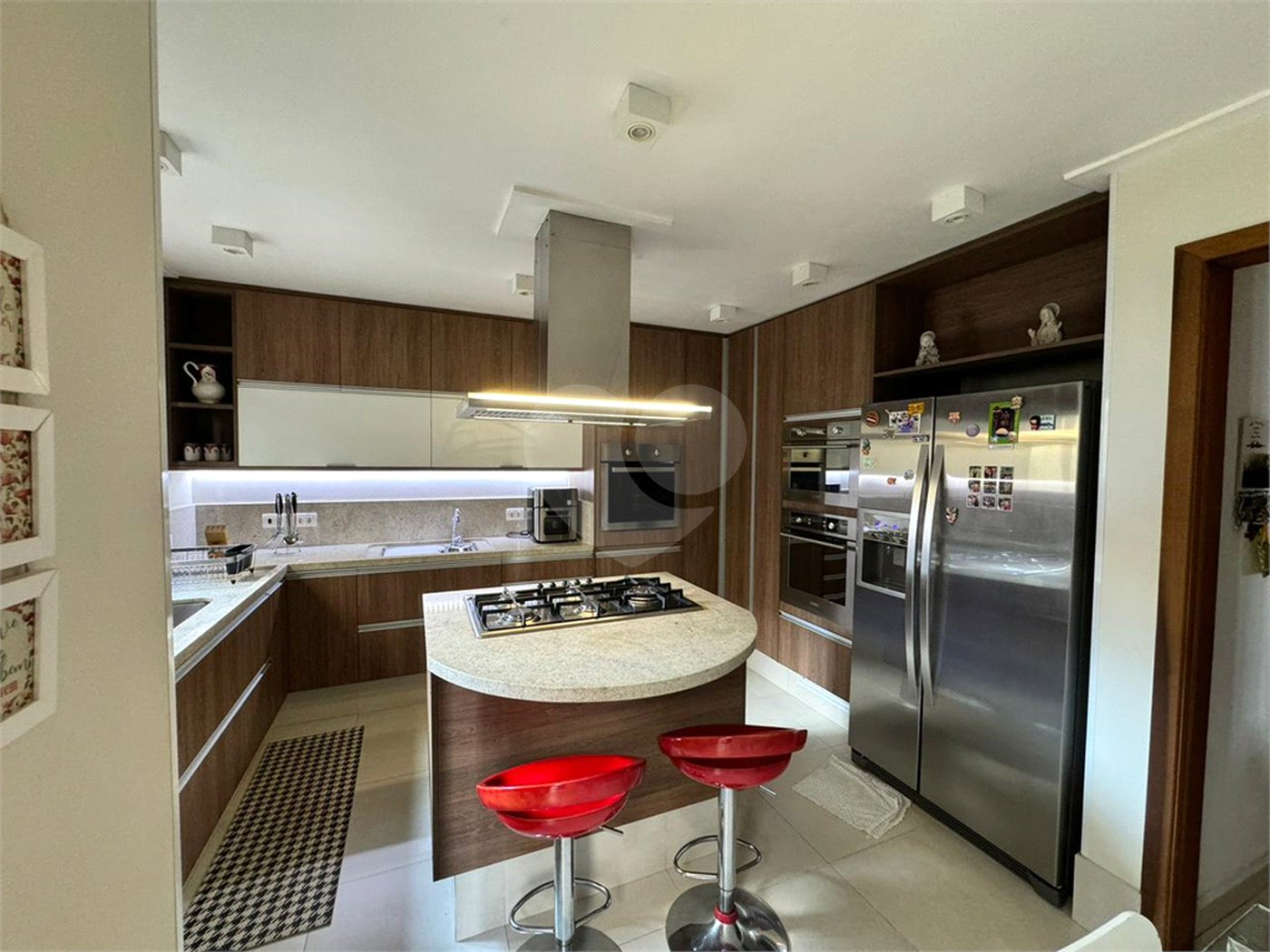 Casa à venda com 3 quartos, sendo 1 suíte, no condomínio Residencial Jardim das Flores 1510, Cotia - SP