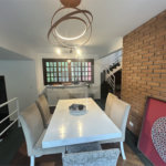 Casa em condomínio com 3 dormitórios, 01 suíte, garagem para 06 carros, área gourmet, piscina.