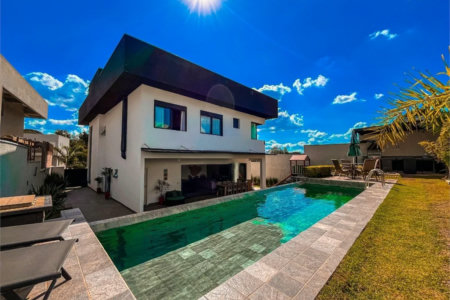 Casa à venda com 4 quartos, sendo 3 suítes,  no condomínio Vintage, Cotia - SP