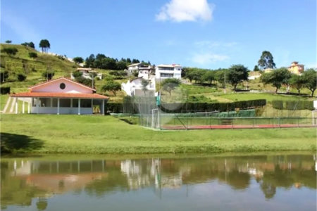 Casa à venda com 3 quartos, sendo 2 suítes, no condomínio Altos de São Roque, São Roque - SP