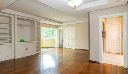 Apartamento à venda ou locação em Moema. Excelente localização!