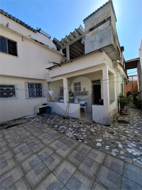 Ó TIMO CASA COM 3 QUARTOS E TERRAÇO EM CONTOMINIO FECHADO