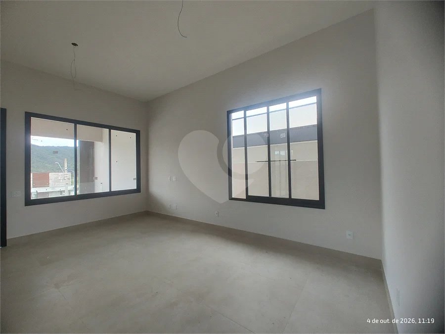 Casa exclusiva em Atibaia de alto padrão com 3 suítes, piscina, espaço gourmet, condomínio fechado, aceita financiamento