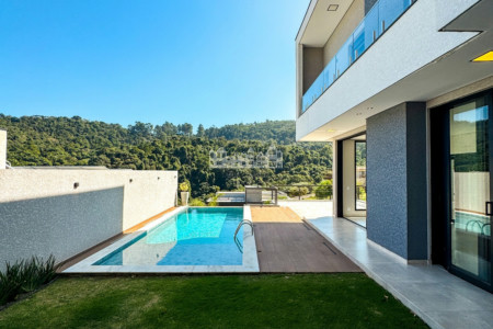 Casa à venda com 3 quartos, sendo 3 suítes, no Condomínio Quintas da Boa Vista, Atibaia - SP