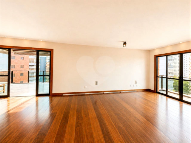 Apartamento à venda com 3 suítes em Moema, São Paulo, SP