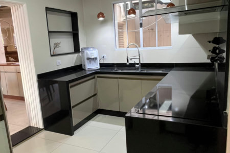 Casa à venda com 8 quartos, sendo 2 suítes, em Flórida, Praia Grande, SP
