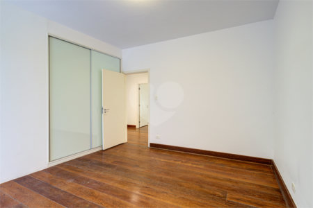 Casa para alugar com 5 quartos, sendo 3 suítes, no condomínio Chácara Flora, São Paulo - SP