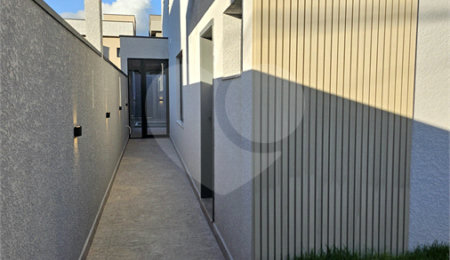 Casa à venda com 3 quartos, sendo 1 suíte,  no condomínio Villas do Jaguari, Santana de Parnaíba - SP