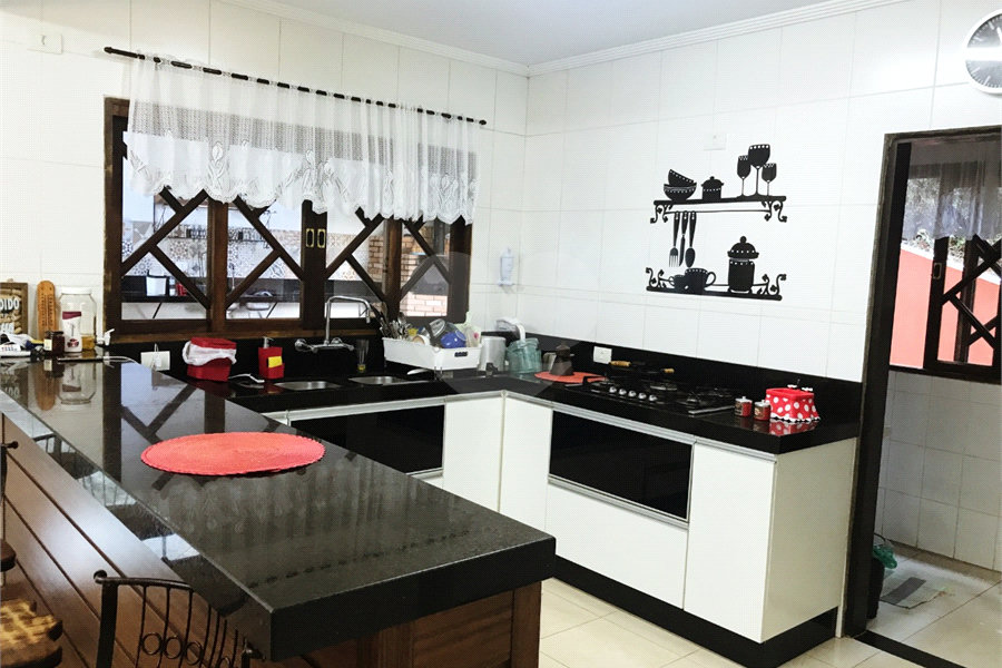 Casa à venda ou para alugar com 3 quartos, sendo 1 suíte, no condomínio Parque Suiça, Caieiras - SP