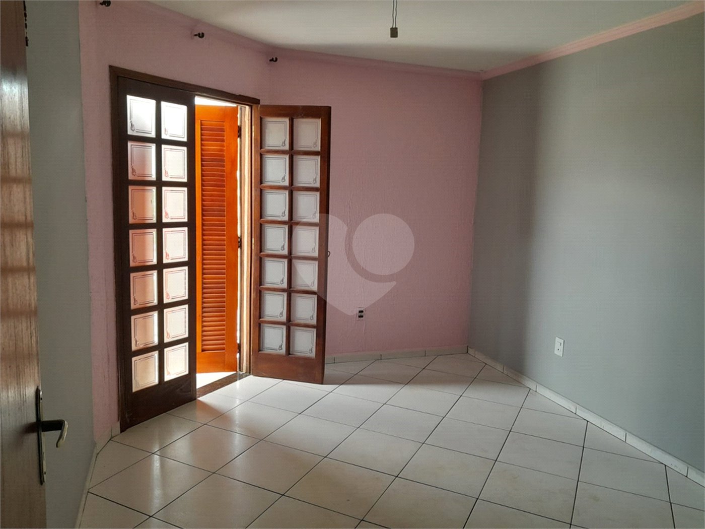 Sobrado á venda, com 03 Dormitórios, em Ibaté.