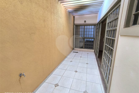 Casa á venda na Avenida Pau Brasil.