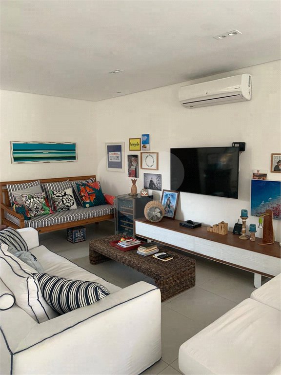 Casa à venda com 4 quartos, sendo 3 suítes, no condomínio Residencial Vila Esmeralda, São Sebastião - SP